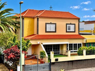 Casa aparellada amb balcó en venda a Calle Santa Úrsula 10