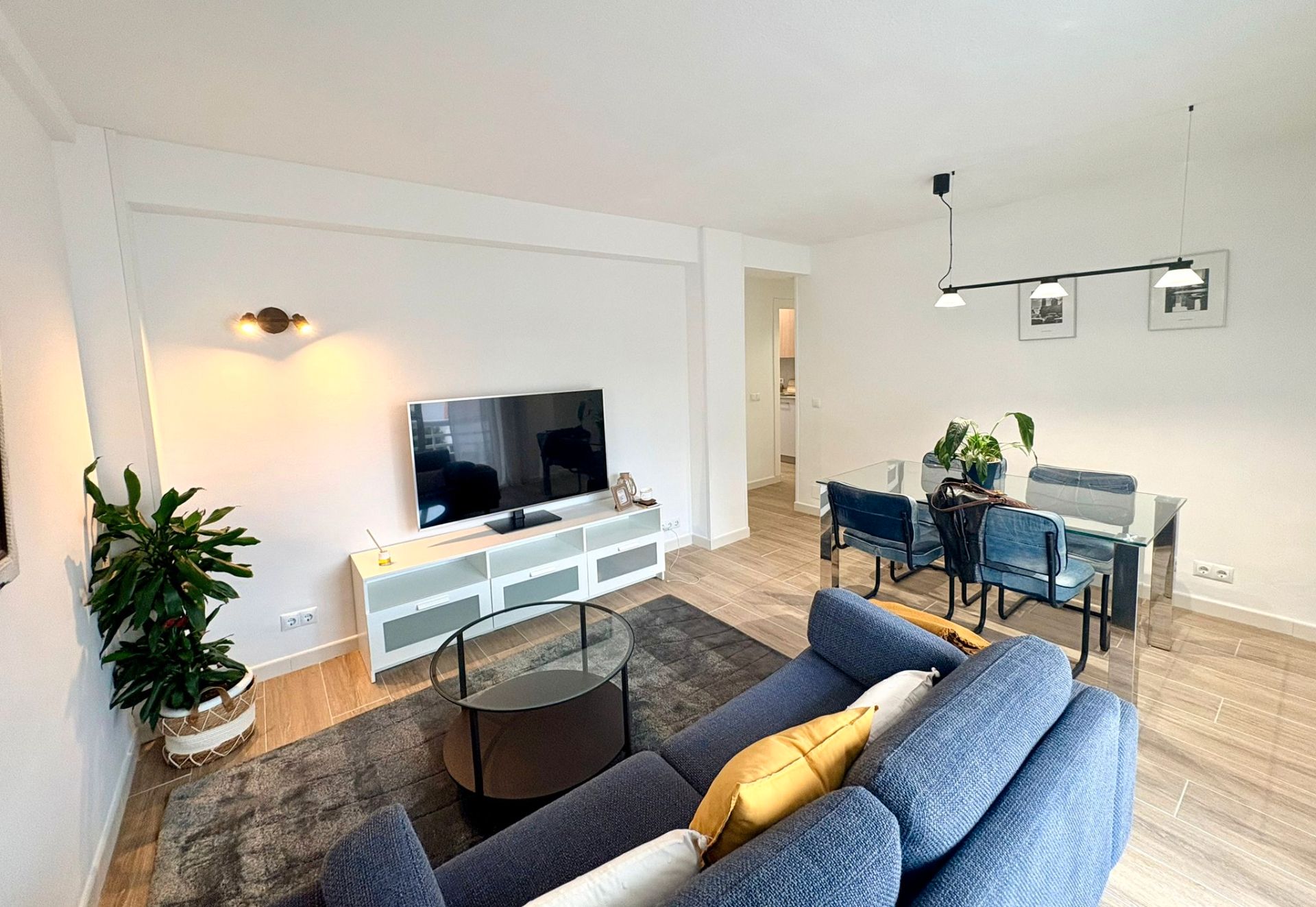 Living room of Flat for sale in Fuengirola  with Air Conditioner, Terrace and Furnished