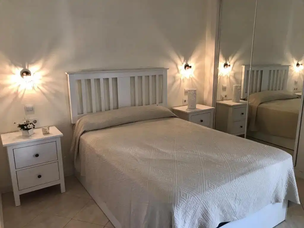 Dormitori de Apartament de lloguer en Benalmádena amb Aire condicionat i Moblat
