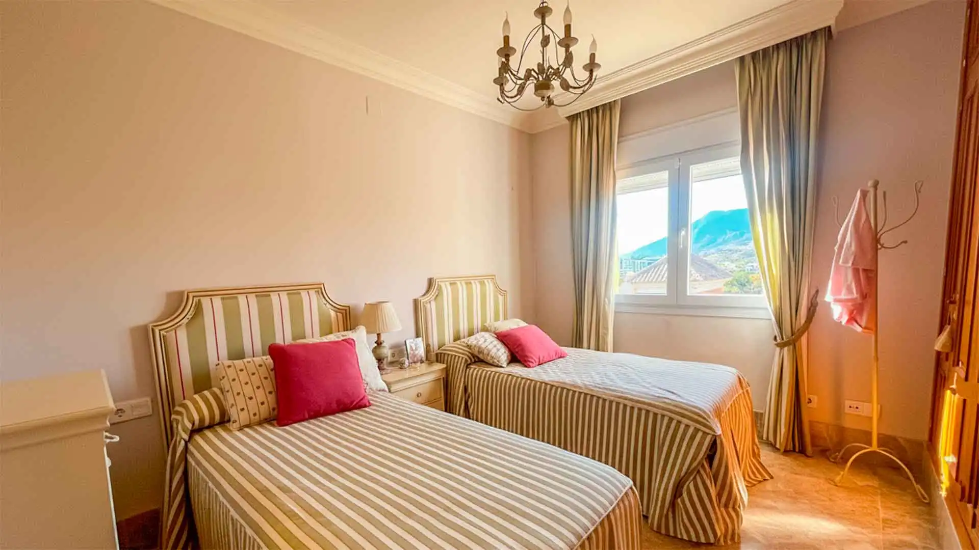 Dormitori de Casa adosada en venda en Marbella amb Aire condicionat, Jardí privat i Terrassa