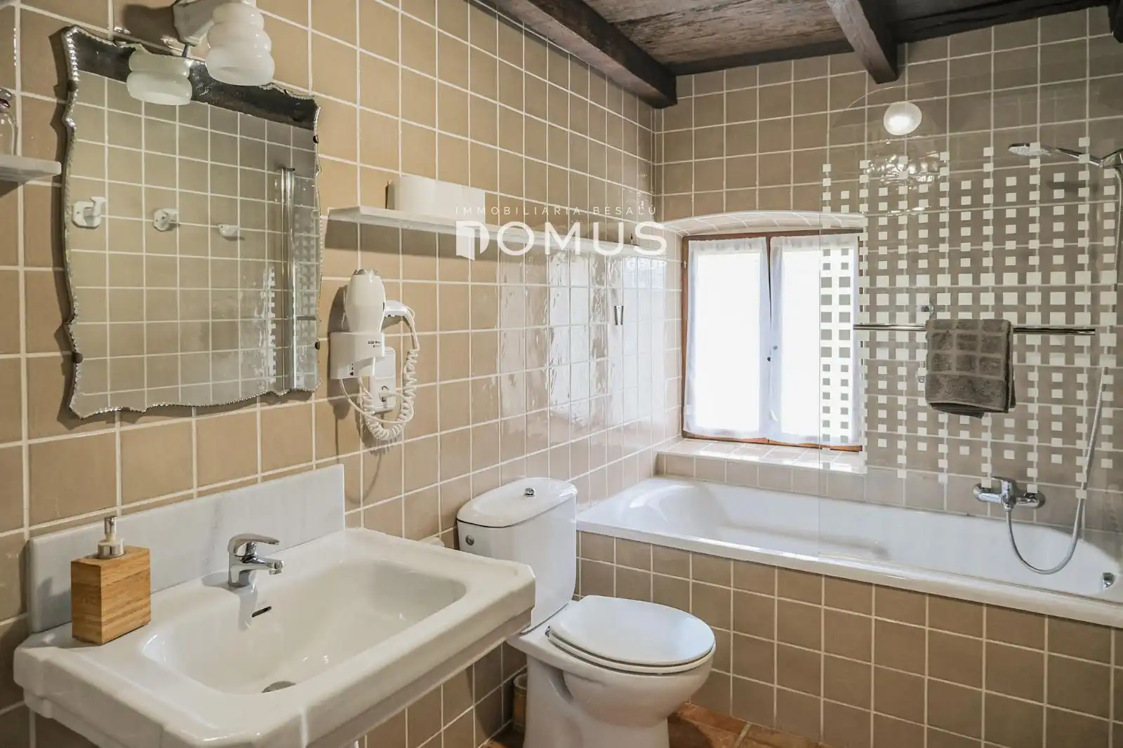 Baño de Finca rústica en venta en Santa Pau con Calefacción, Parquet y Piscina