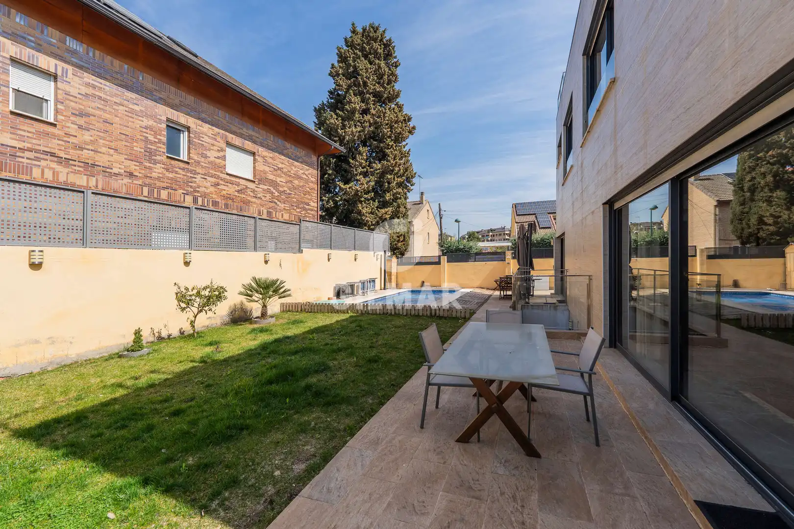 Terrasse von Einfamilien-Reihenhaus zum Verkauf in Pozuelo de Alarcón mit Heizung und Privatgarten