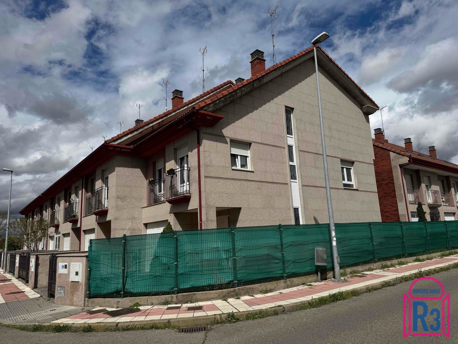 Vista exterior de Casa adosada en venda en San Andrés del Rabanedo amb Calefacció, Jardí privat i Moblat