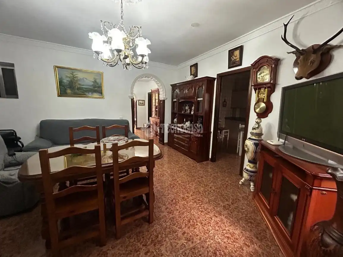 Sala d'estar de Casa adosada en venda en La Rinconada amb Aire condicionat i Calefacció