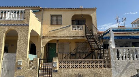 Esta cuidada vivienda ofrece aproximadamente 60 mÂ construidos, distribuidos de forma prÃctica en dos plantas, y destaca por sus m