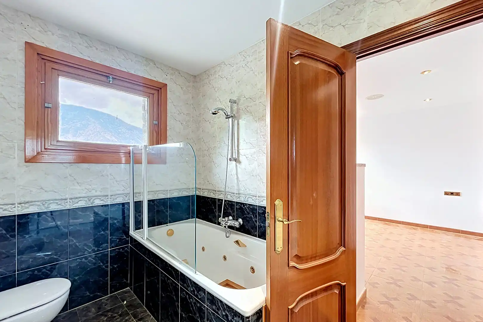 Badezimmer von Haus oder Chalet zur Miete in Escaldes – Engordany mit Heizung, Privatgarten und Parkett