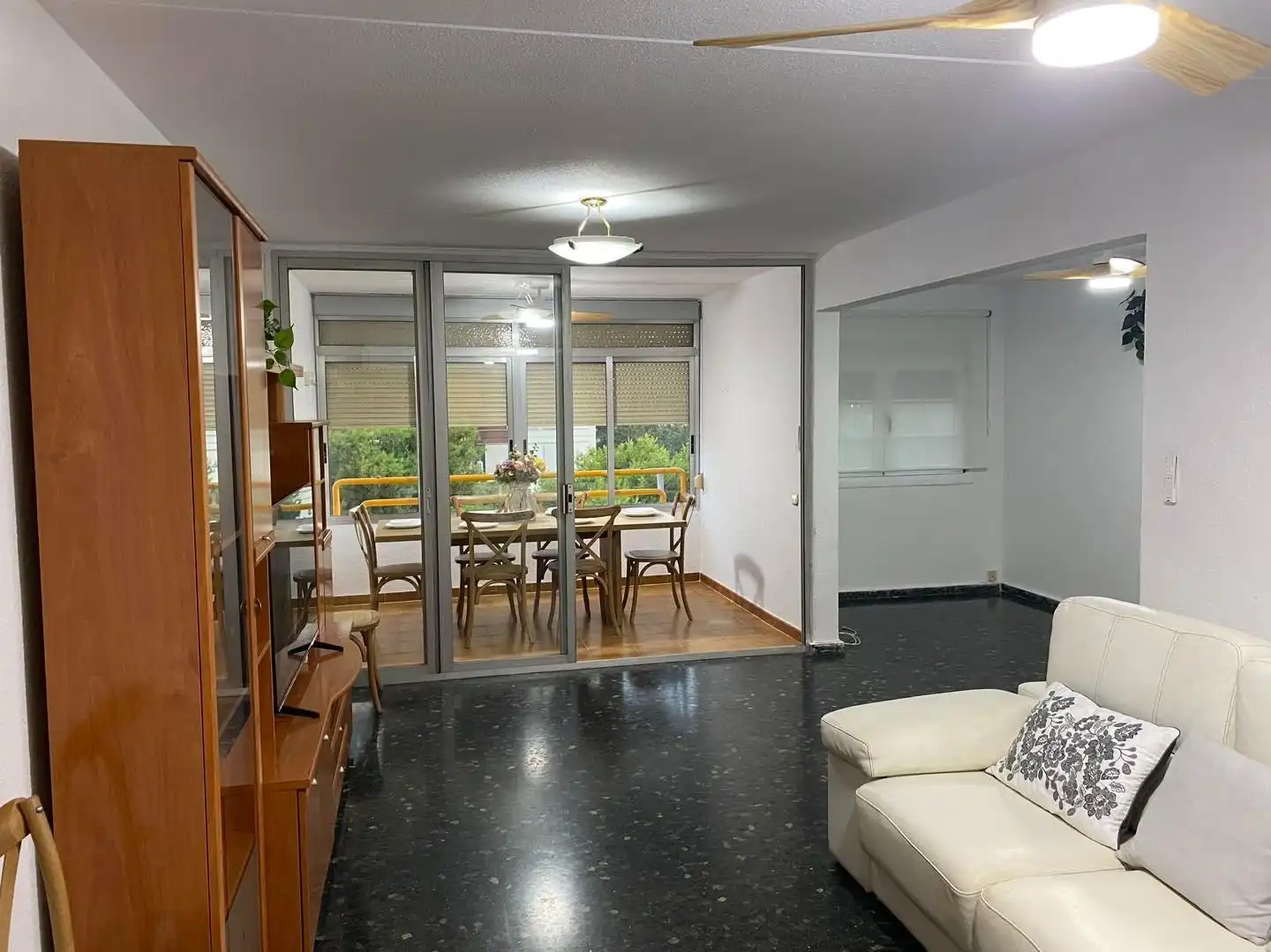 Menjador de Pis per a compartir en La Pobla de Farnals amb Aire condicionat, Jardí privat i Terrassa
