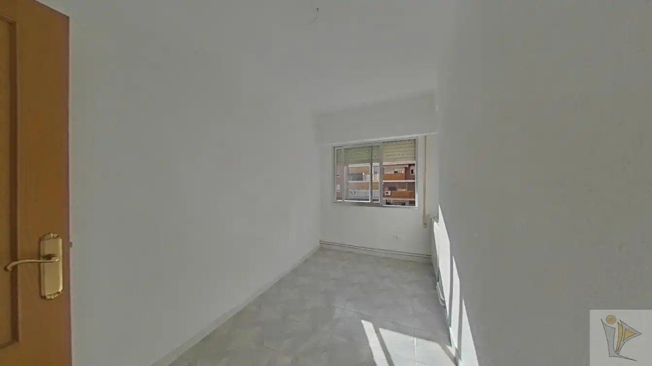 Flat for sale in CL ALFONSO XII , Sur - PAU 4