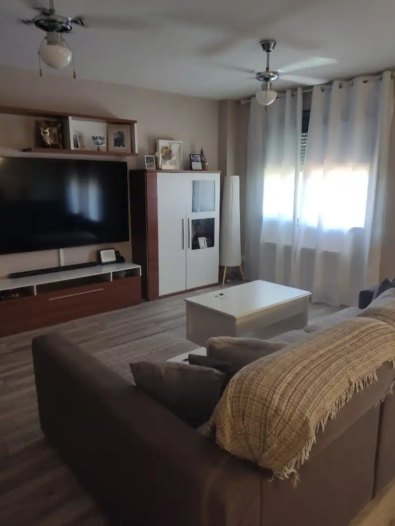 Sala d'estar de Casa adosada en venda en Seseña amb Calefacció, Terrassa i Moblat