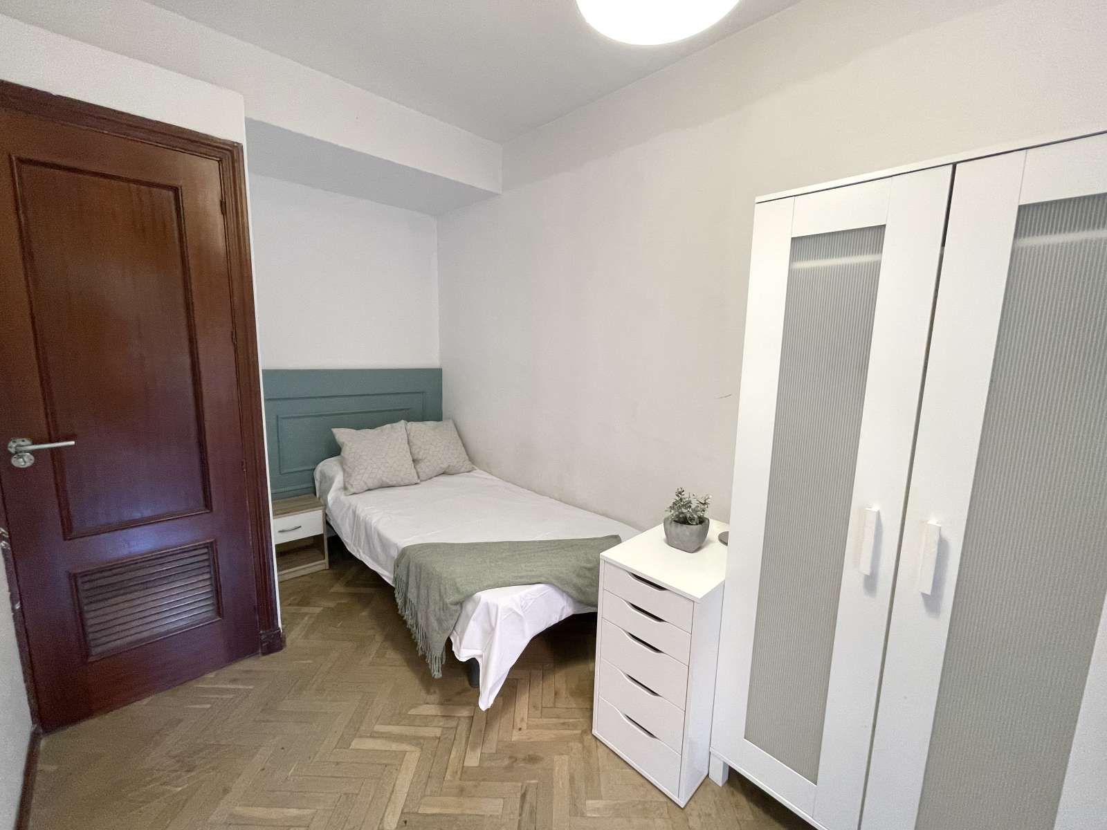 Bedroom of Flat to share in  Sevilla Capital  with Air Conditioner, Heating and Terrace