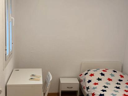 Bedroom of Flat to share in  Barcelona Capital  with Air Conditioner, Heating and Washing machine