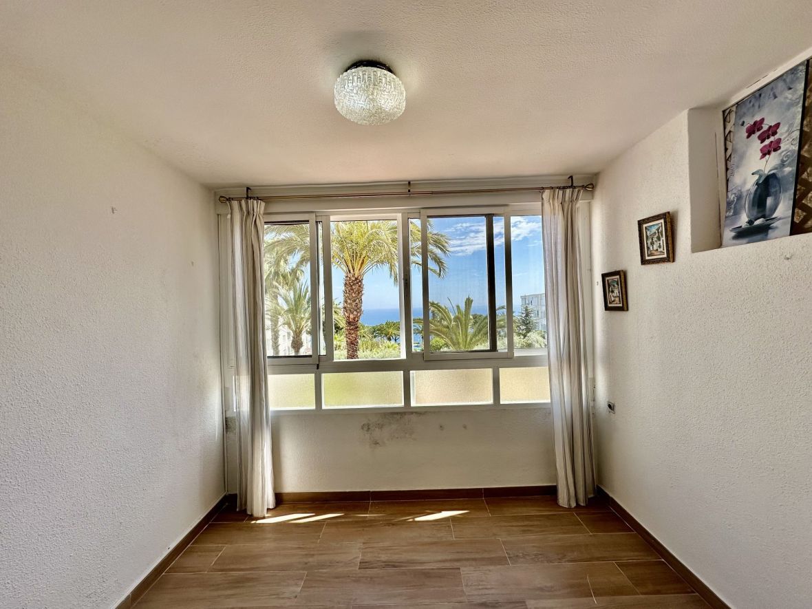 Habitación de Apartamento en venta en Santa Pola con Calefacción y Piscina