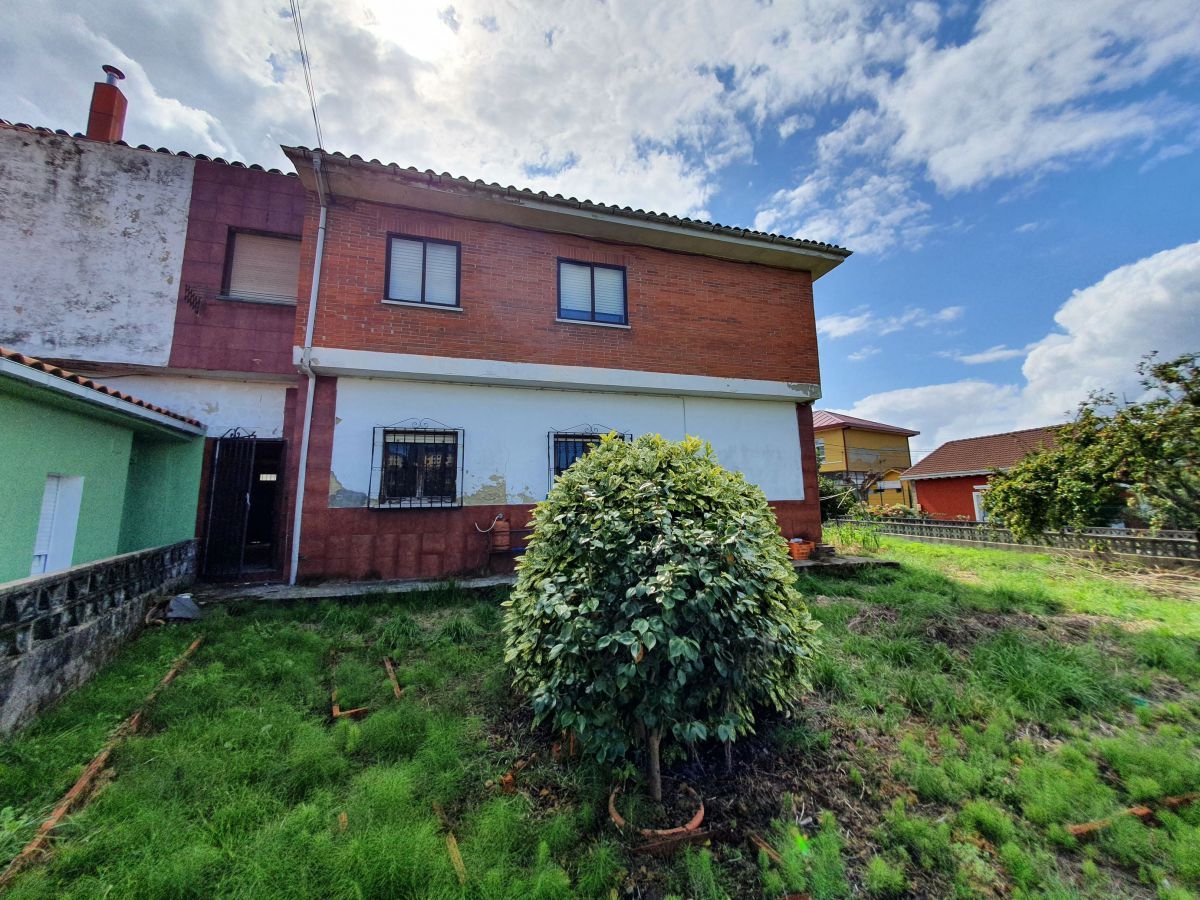 Exterior view of House or chalet for sale in Soto del Barco  with Terrace