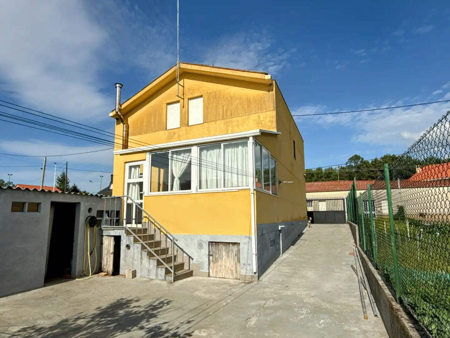 Vista exterior de Casa o xalet en venda en Carballo amb Terrassa