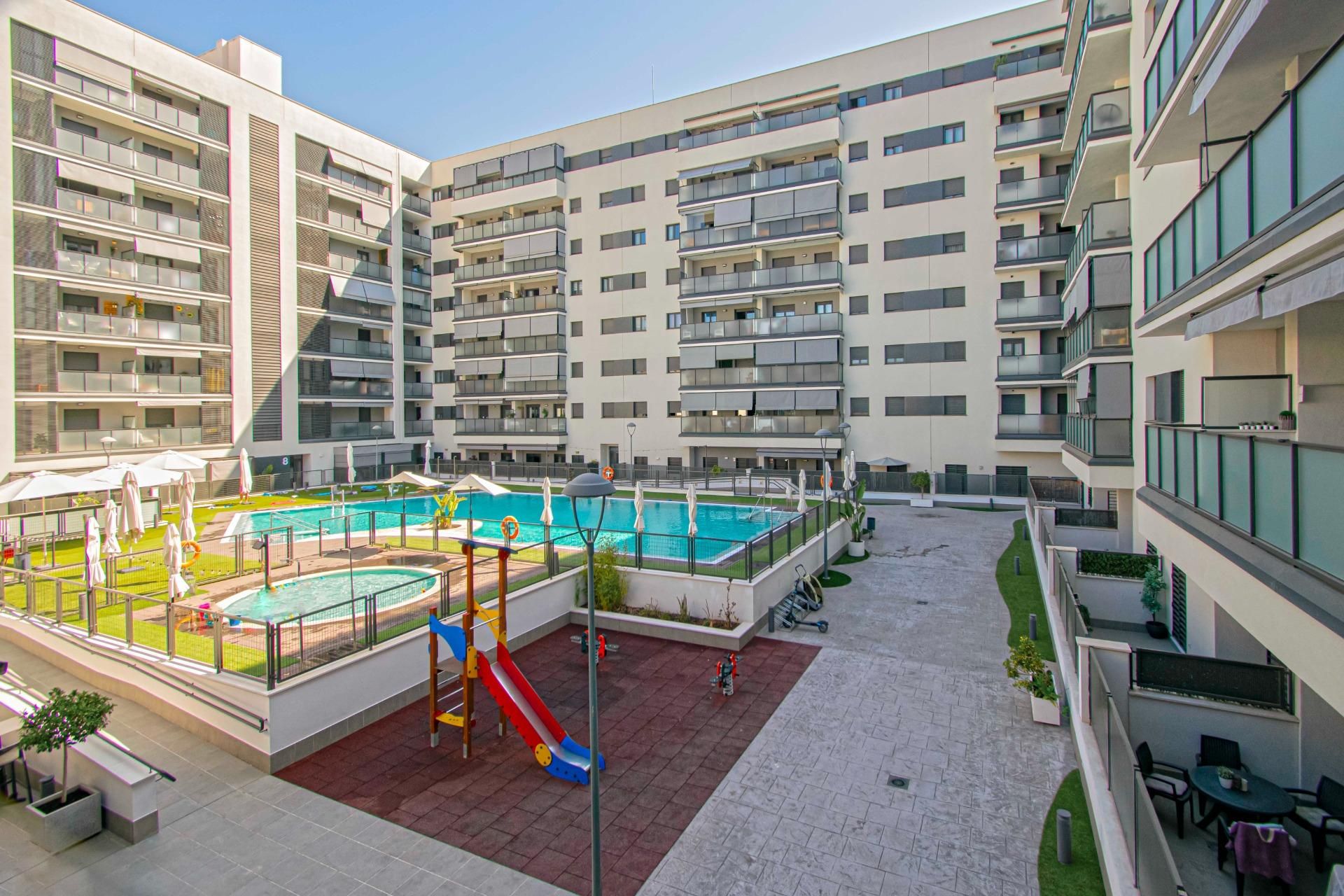 Swimming pool of Attic for sale in  Sevilla Capital  with Air Conditioner, Heating and Private garden