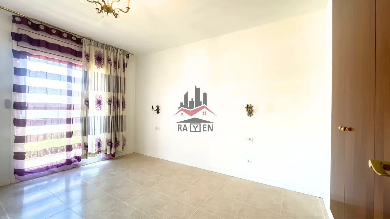 Habitación de Casa adosada en venta en Figueres con Calefacción