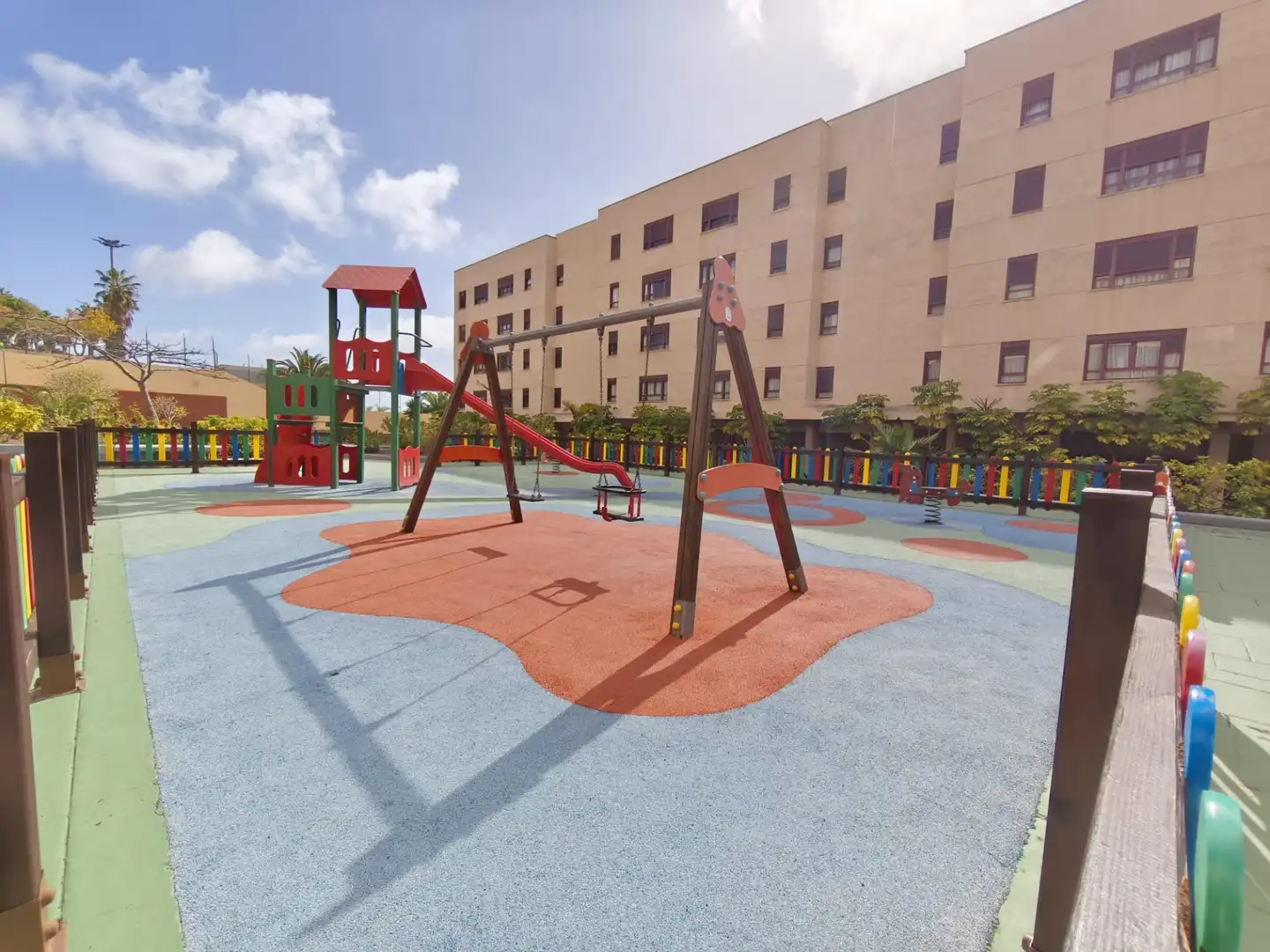 Außenansicht von Wohnung zum Verkauf in Las Palmas de Gran Canaria mit Abstellraum und Gemeinschaftspool