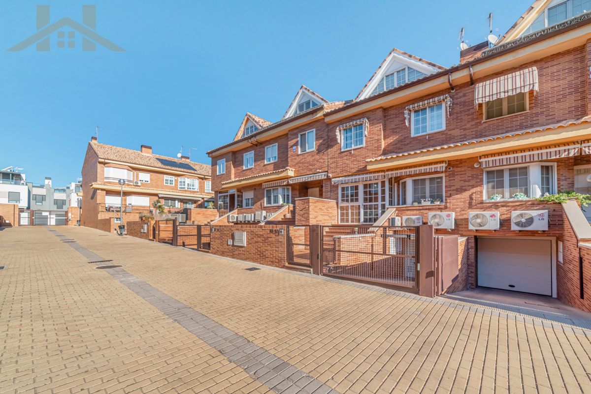 Vista exterior de Casa adosada en venda en Valdemoro amb Aire condicionat, Calefacció i Jardí privat
