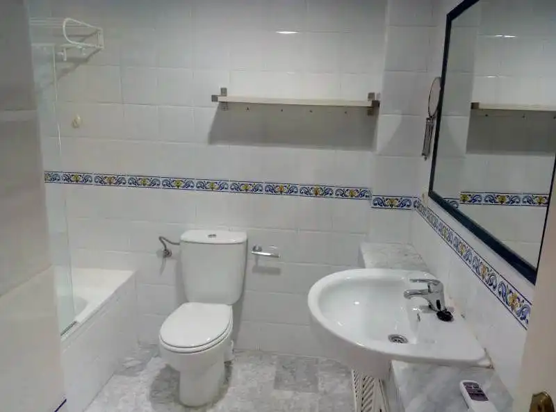 Bathroom of Flat for sale in Tomares  with Air Conditioner, Terrace and Community pool