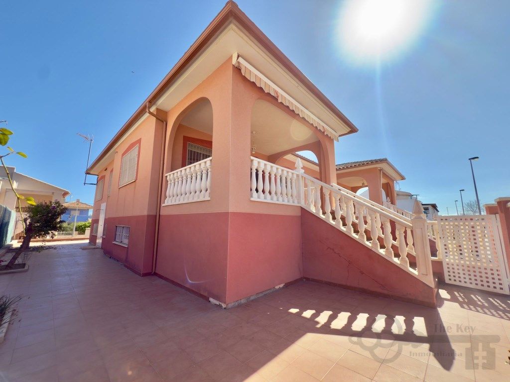 Vista exterior de Casa o xalet en venda en Cartagena amb Jardí privat, Moblat i Rentadora