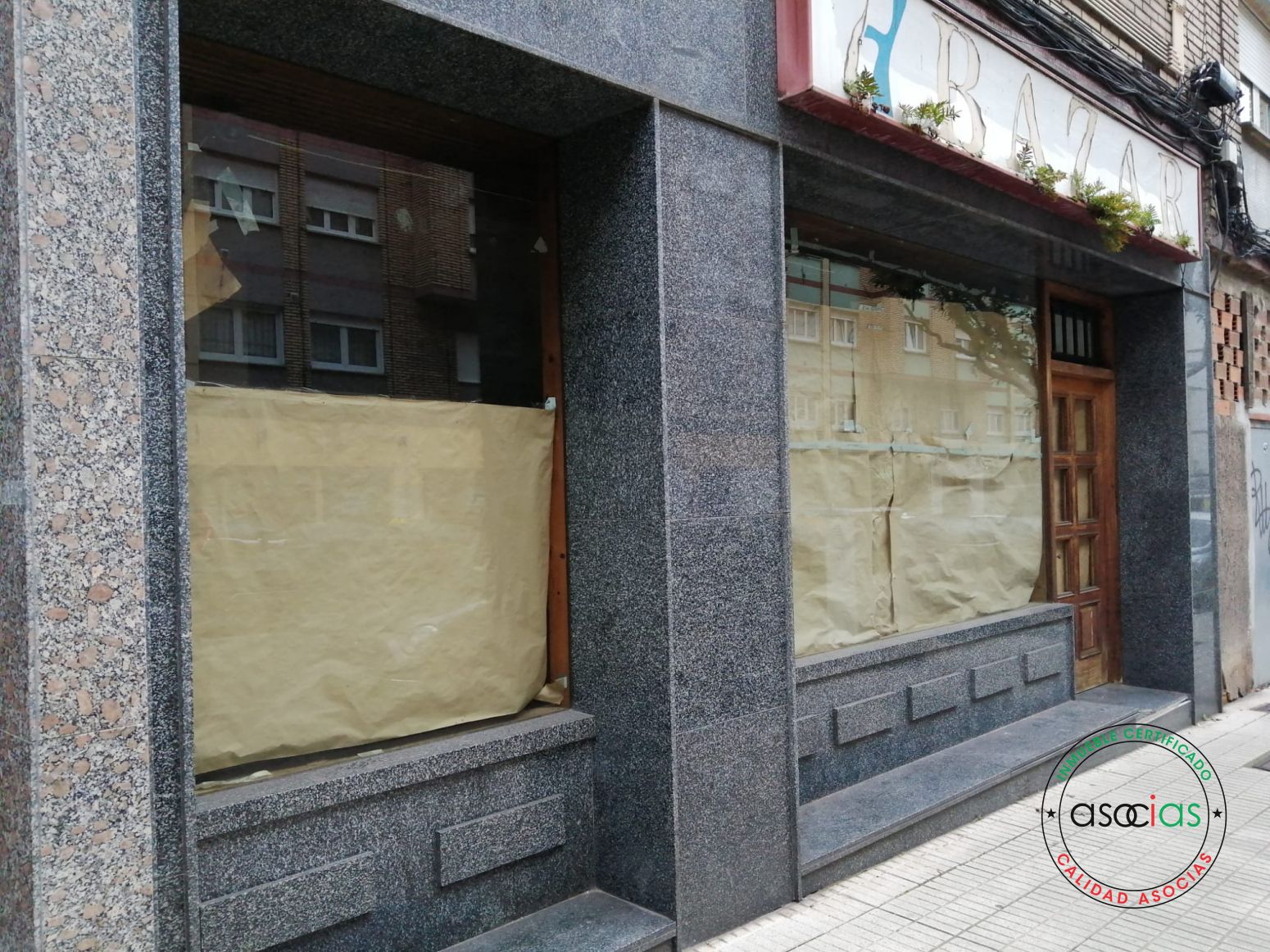 Vista exterior de Local en venta en Gijón 