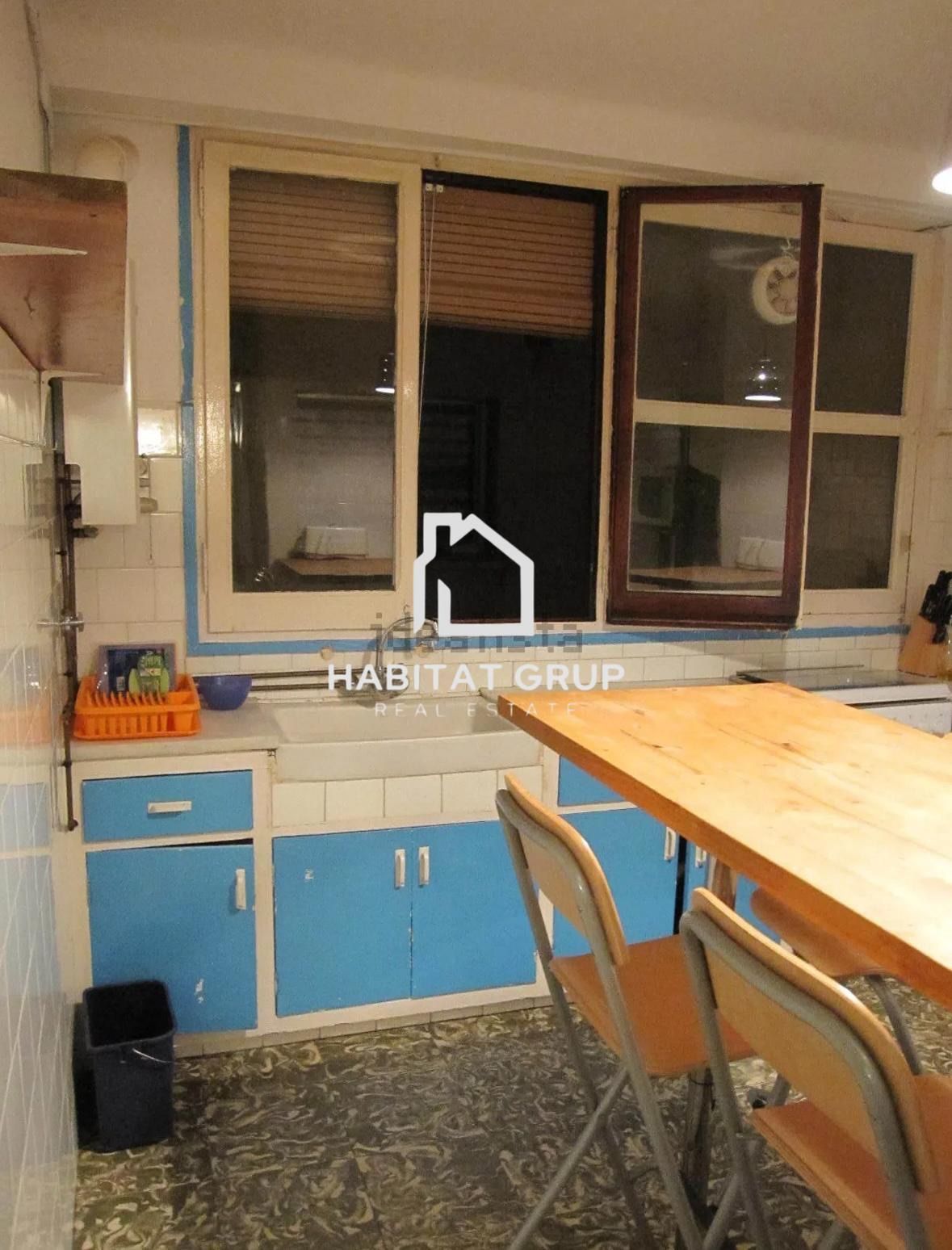 Cuina de Pis en venda en Salt amb Calefacció, Terrassa i Traster