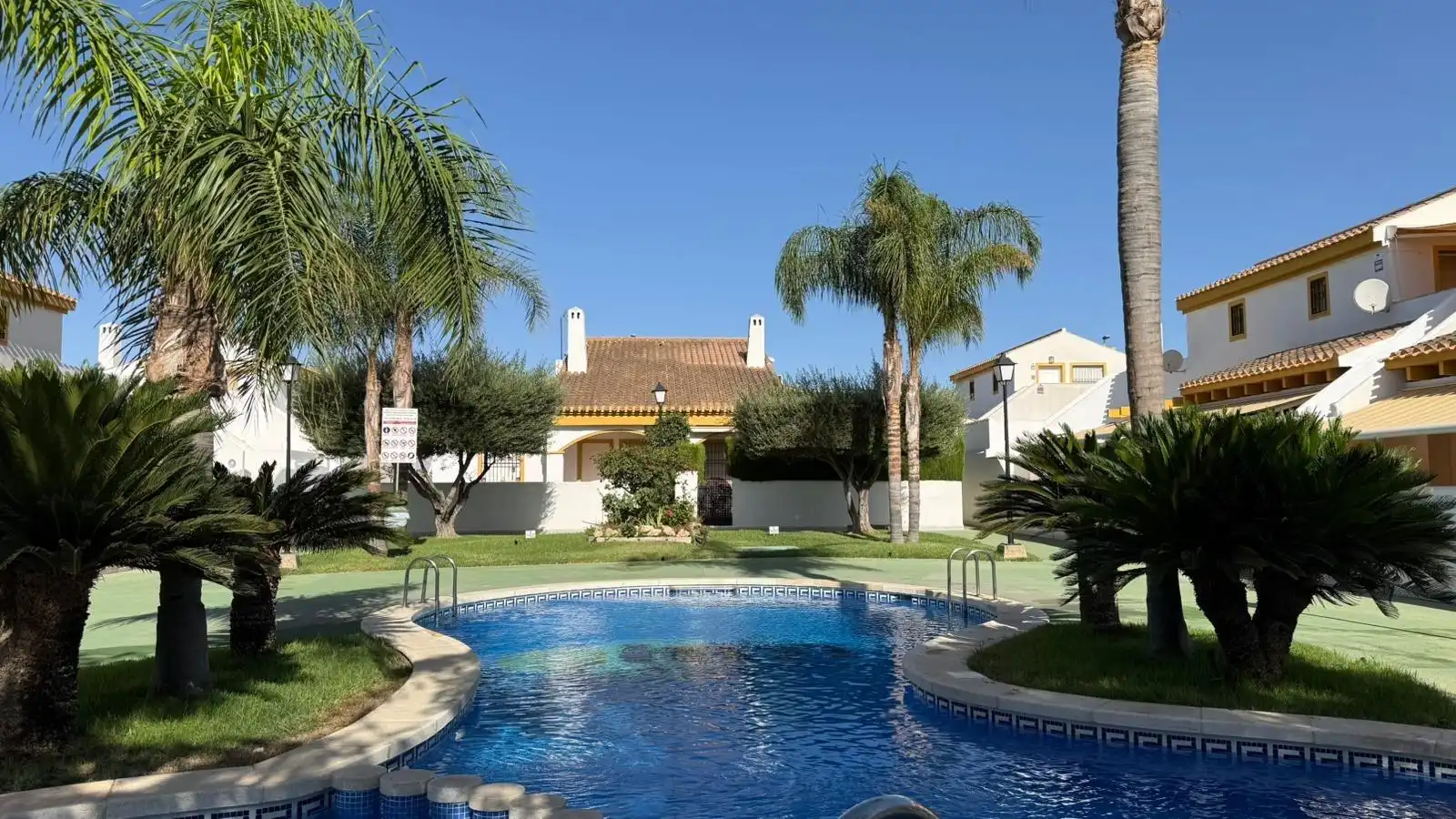 Piscina de Casa o xalet en venda en Pilar de la Horadada amb Aire condicionat, Terrassa i Traster