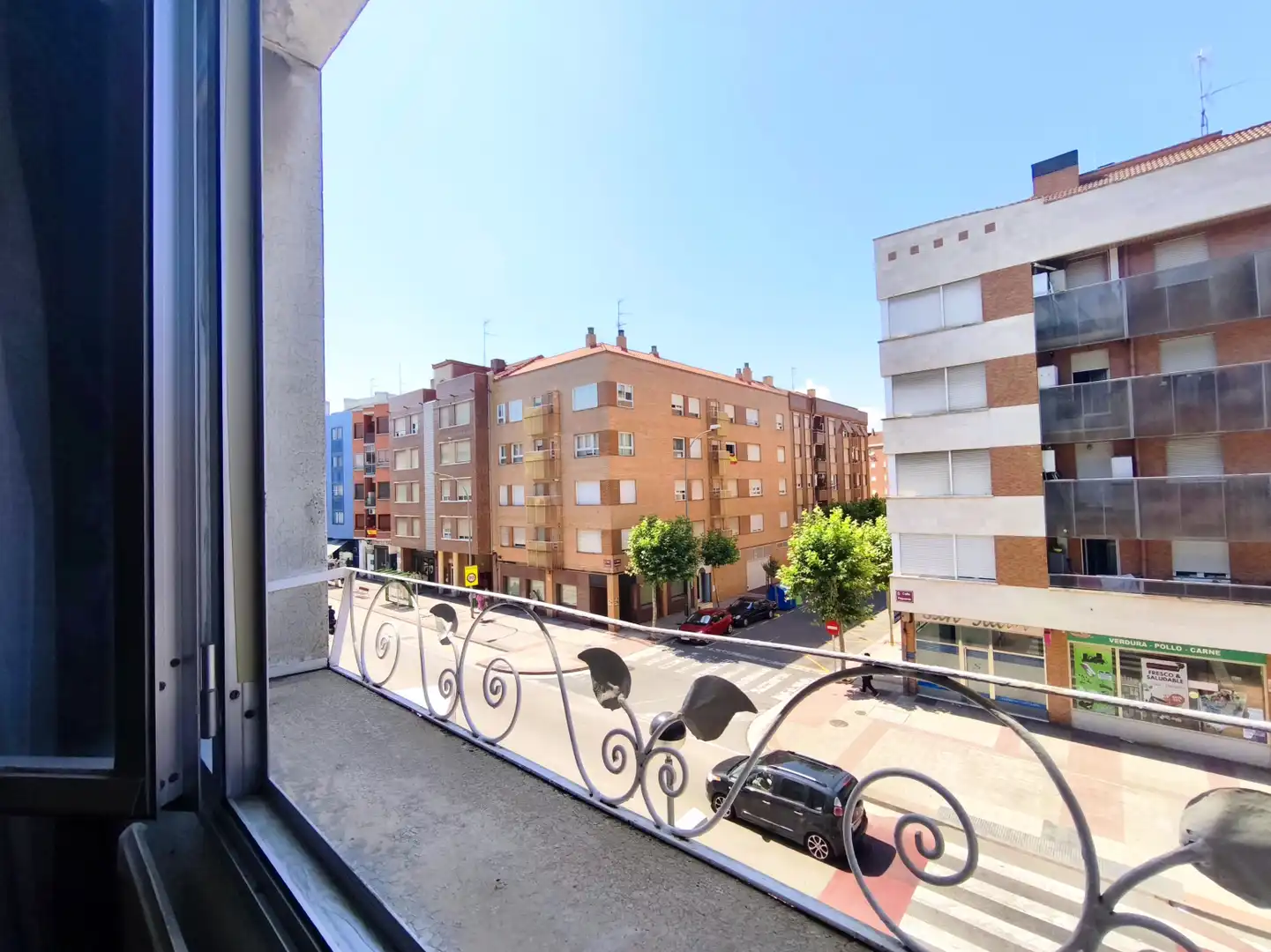 Vista exterior de Pis en venda en  Logroño