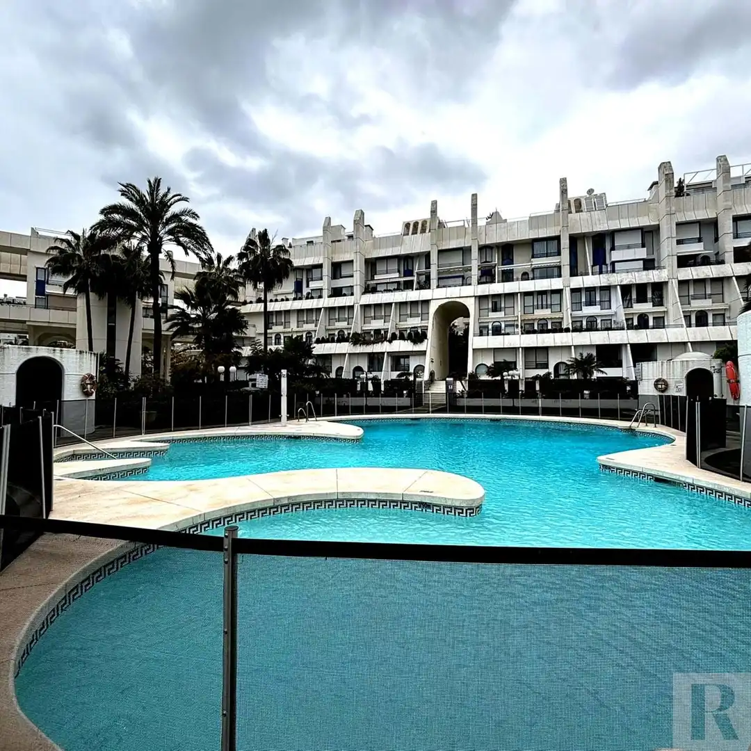 Piscina de Pis en venda en Marbella amb Aire condicionat, Calefacció i Terrassa
