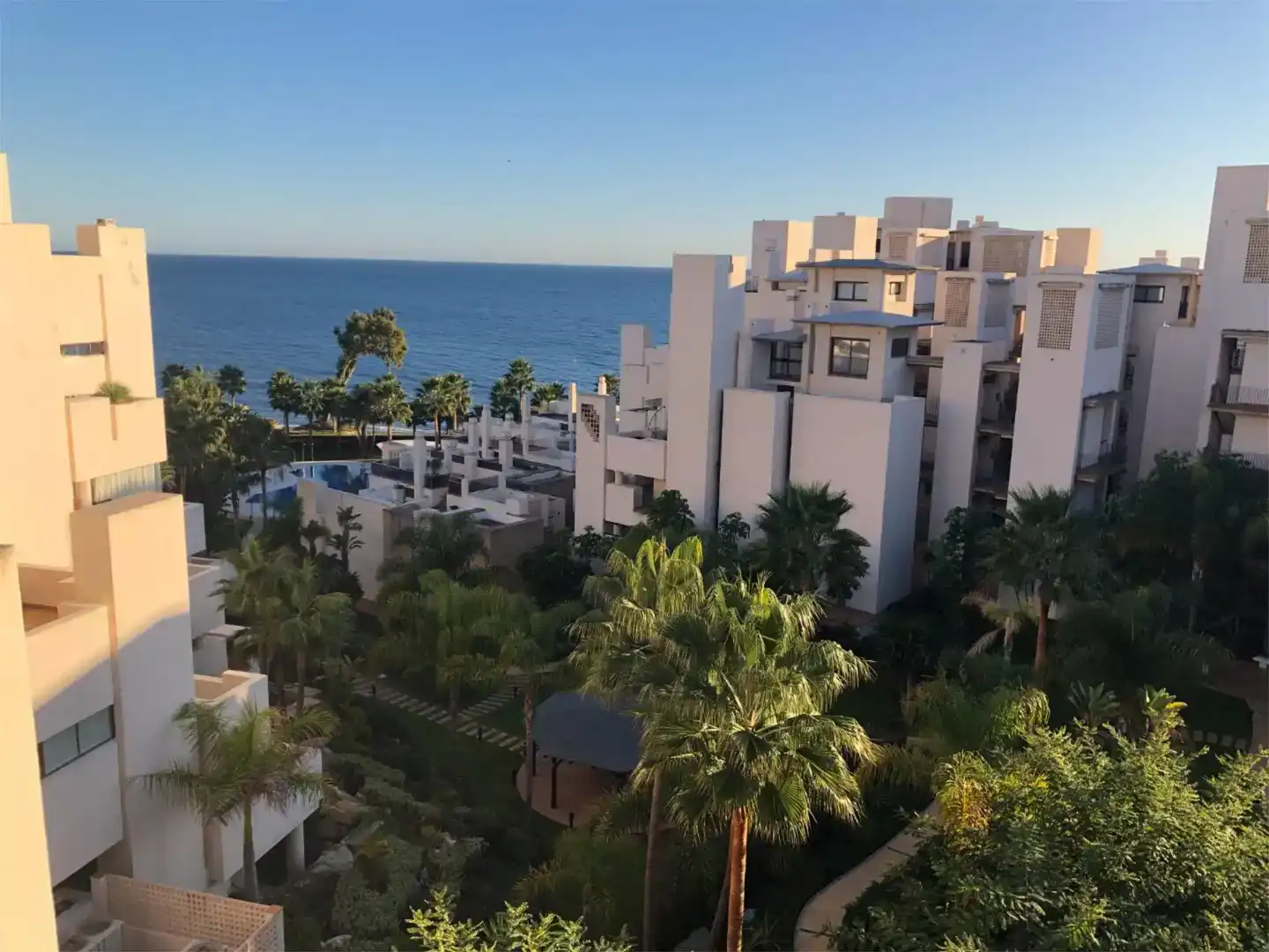 Außenansicht von Wohnung zur Miete in Estepona mit Klimaanlage, Privatgarten und Abstellraum