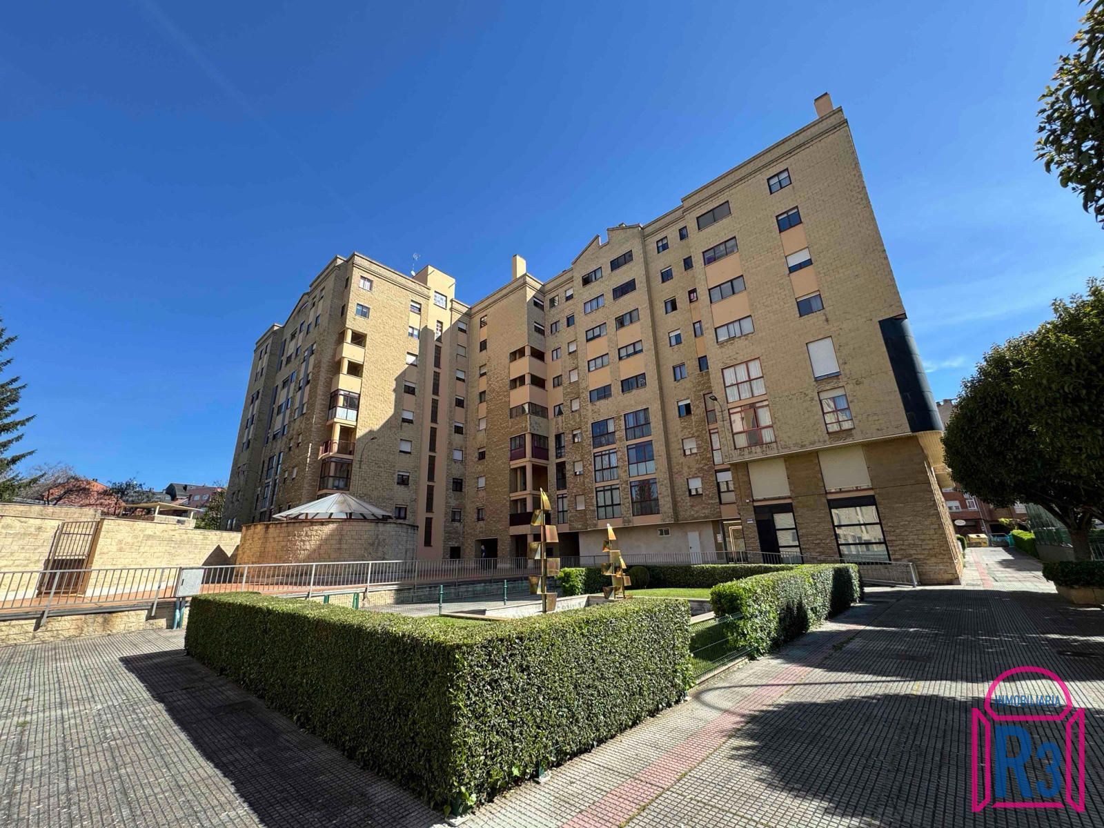 Vista exterior de Dúplex en venda en León Capital  amb Calefacció i Terrassa