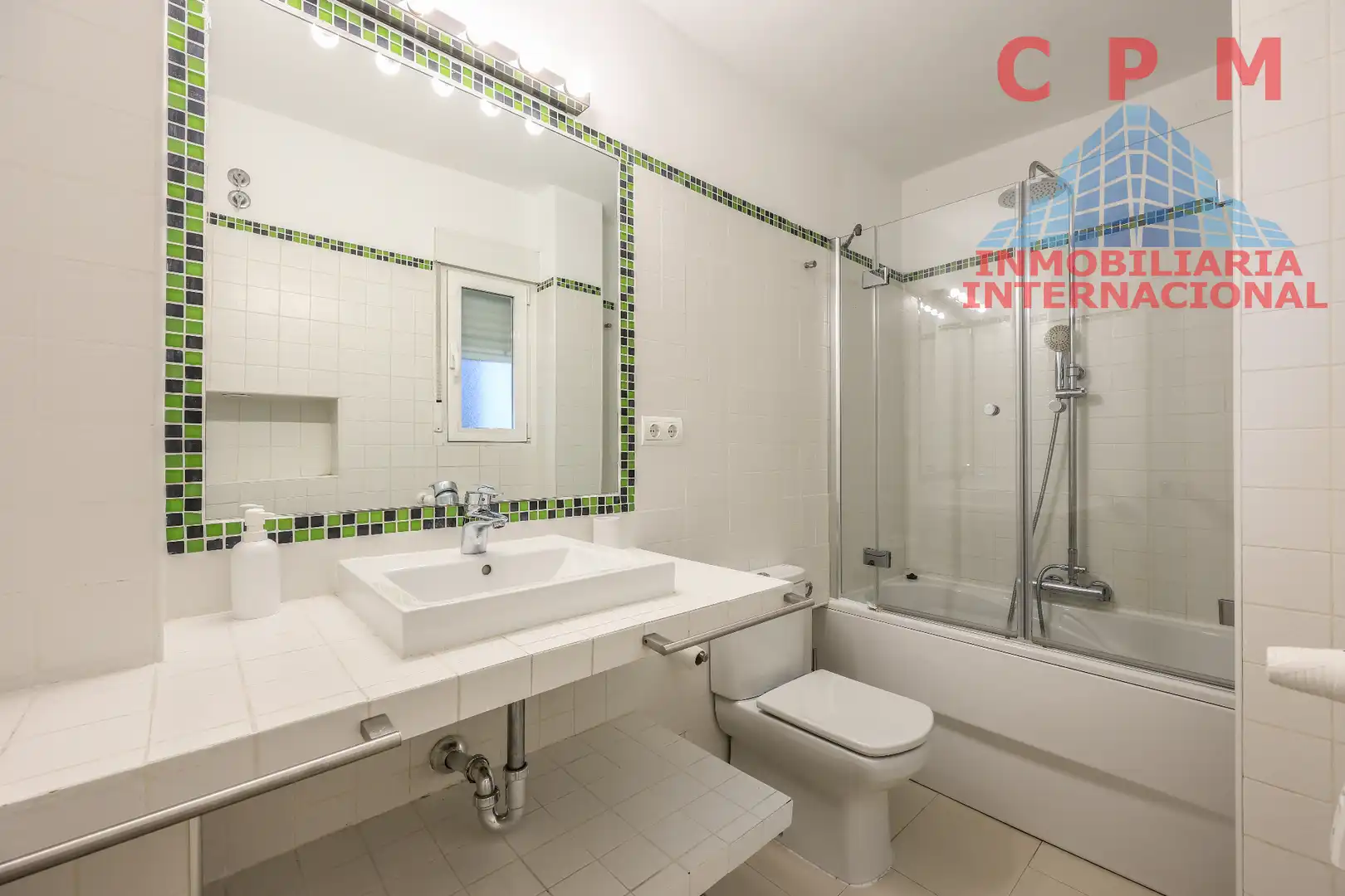 Bathroom of Attic for rent in Madrid  with Air Conditioner, Heating and Parquet flooring
