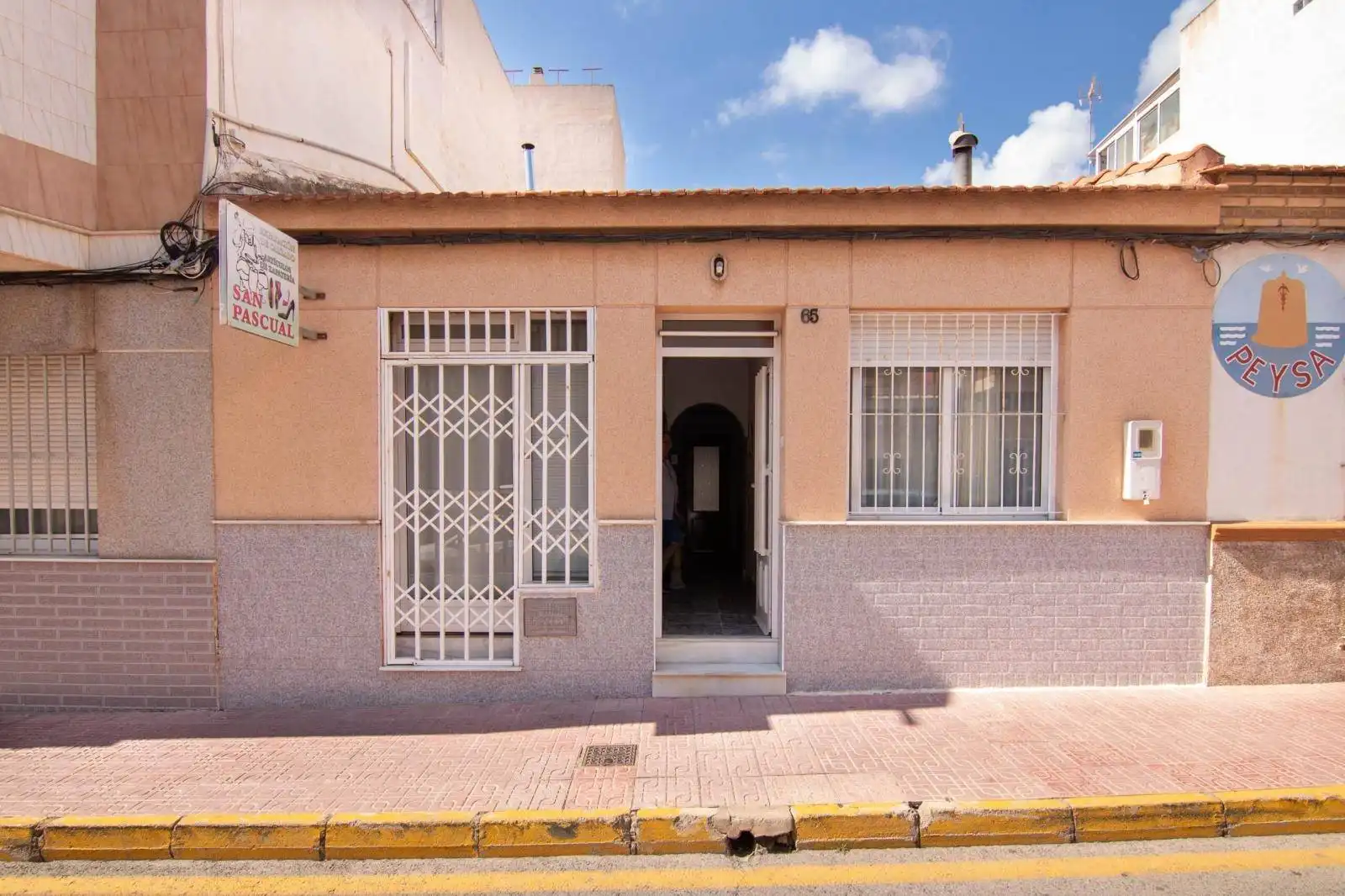 Außenansicht von Einfamilien-Reihenhaus zum Verkauf in Torrevieja mit Klimaanlage, Heizung und Terrasse