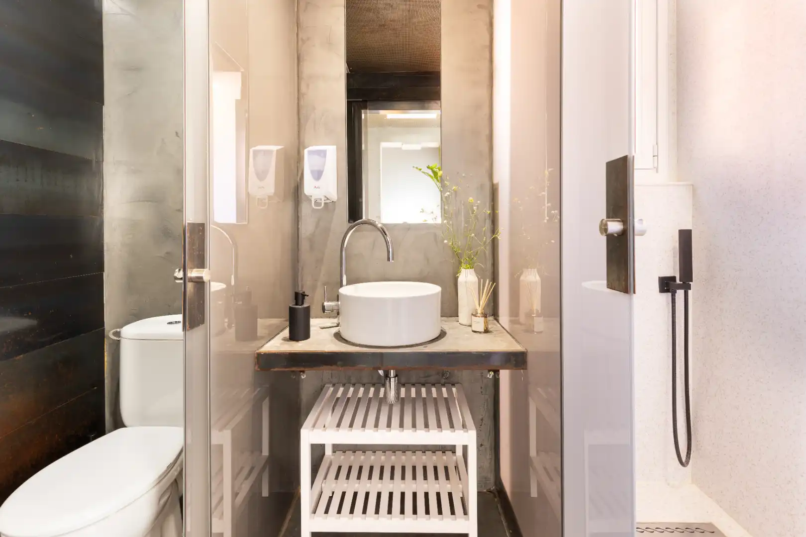 Badezimmer von Büro zur Miete in Barcelona mit Klimaanlage, Heizung und Terrasse