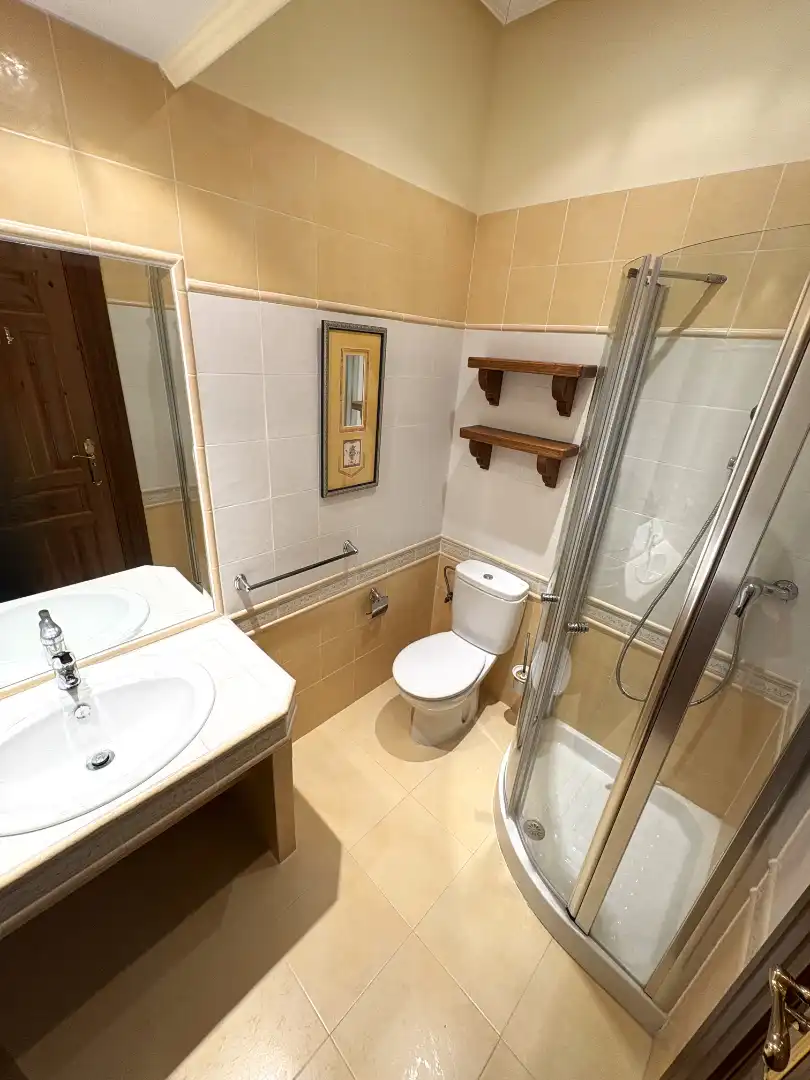 Badezimmer von Fabrikhallen zur Miete in Cedillo del Condado mit Heizung