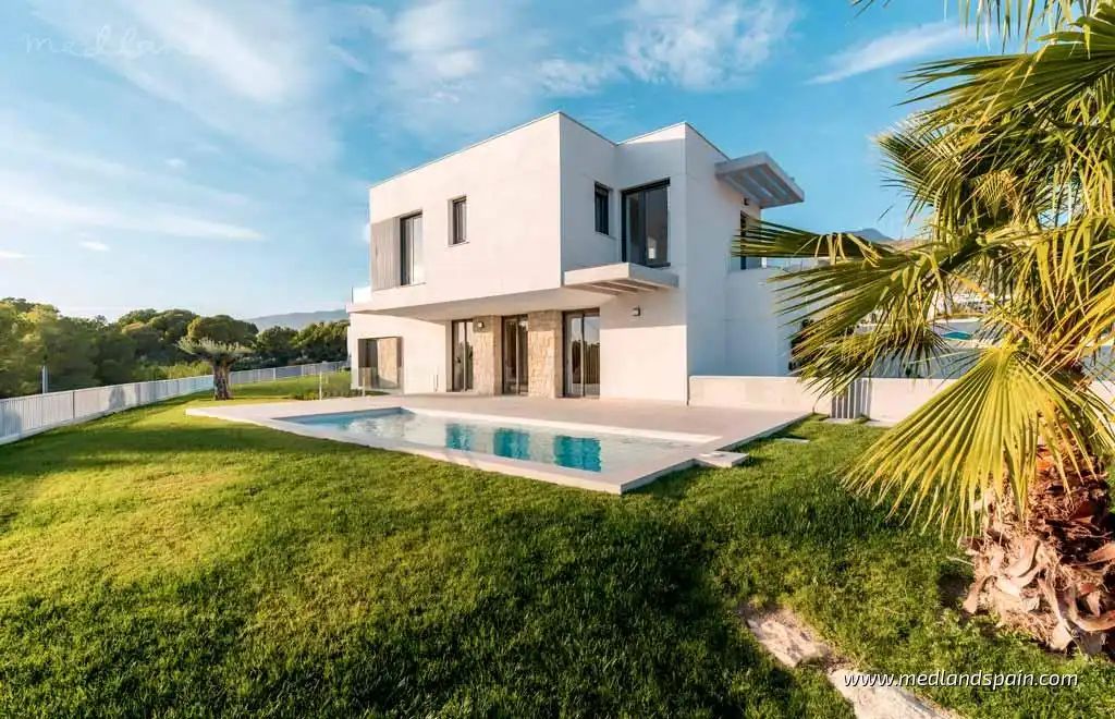 Chalet con piscina en venta en Golf Bahía