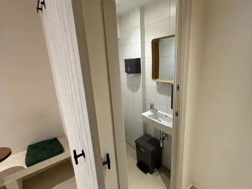 Baño de Local en traspaso en Barcelona con Aire acondicionado, Calefacción y Internet