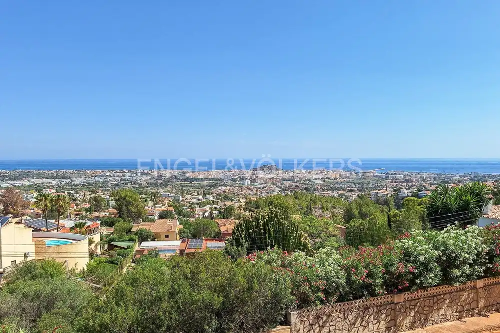Vista exterior de Casa o xalet en venda en Dénia amb Aire condicionat, Calefacció i Jardí privat