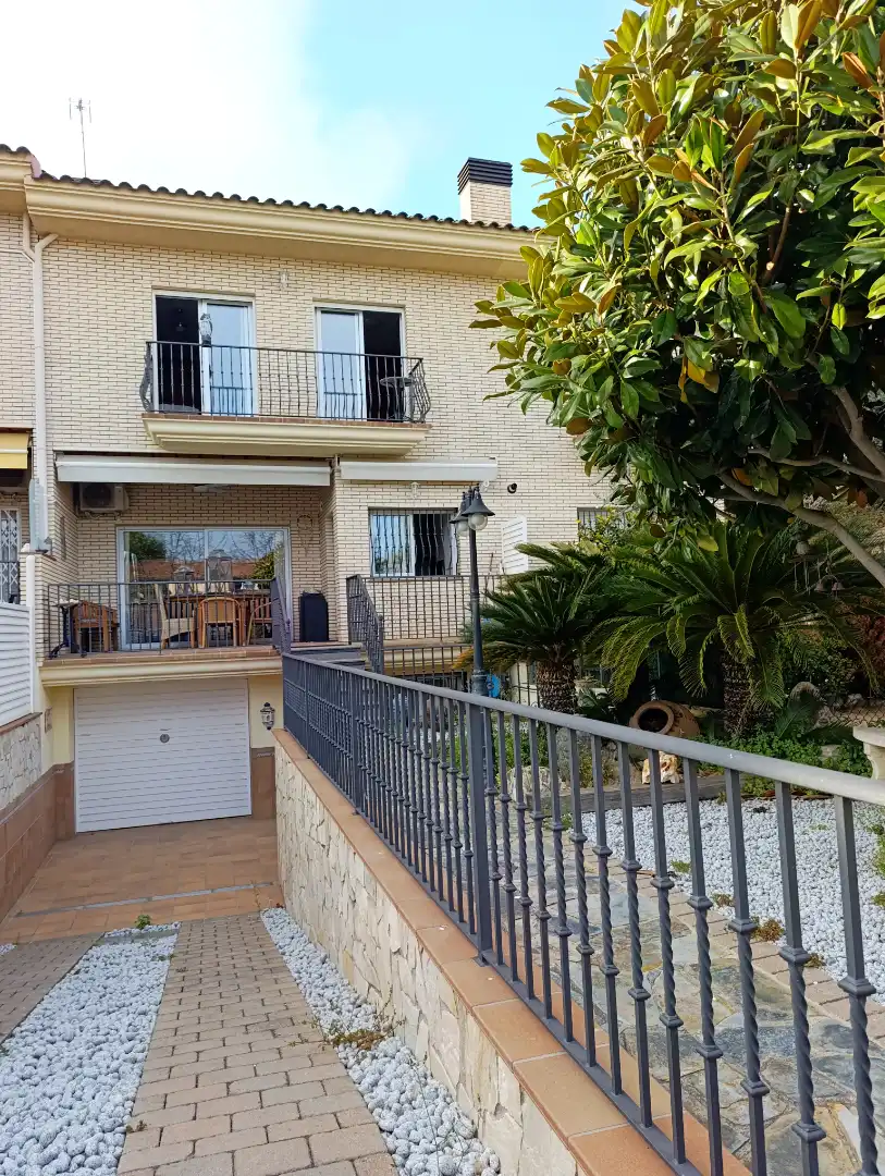 Vista exterior de Casa o chalet en venta en Pineda de Mar con Aire acondicionado, Calefacción y Jardín privado