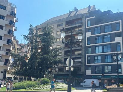 Vista exterior de Pis en venda en Oviedo  amb Balcó