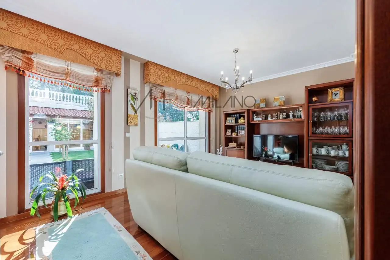 Sala de estar de Casa adosada en venta en Vigo  con Calefacción, Jardín privado y Parquet
