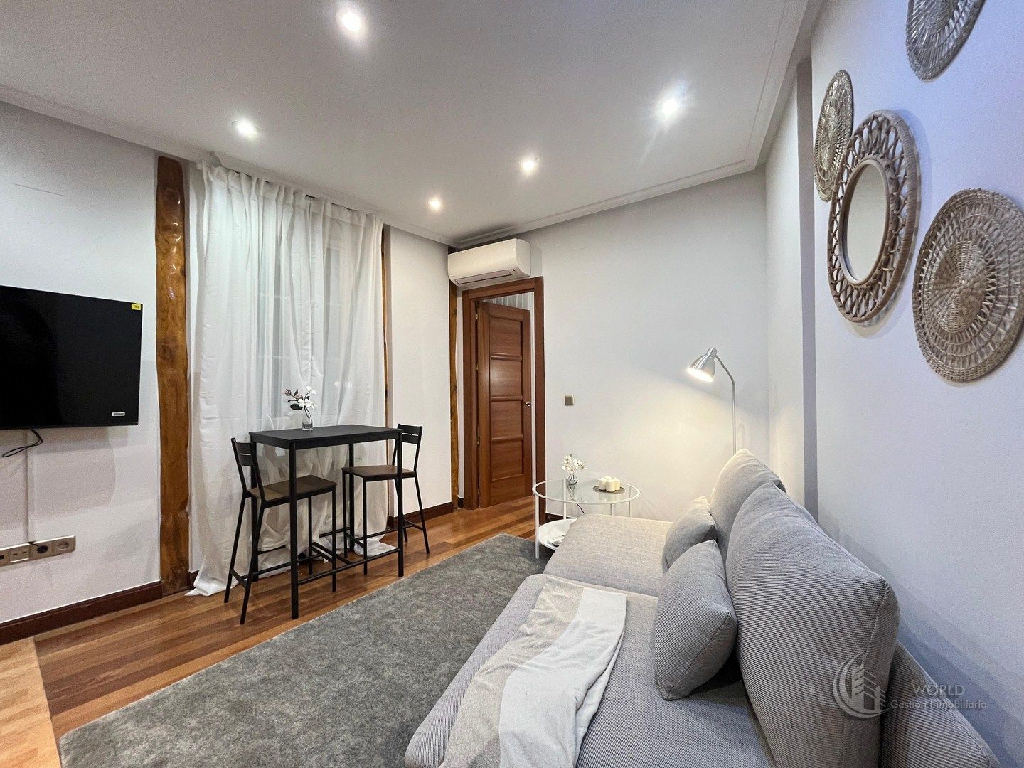 Living room of Flat for sale in  Madrid Capital  with Air Conditioner, Furnished and Oven