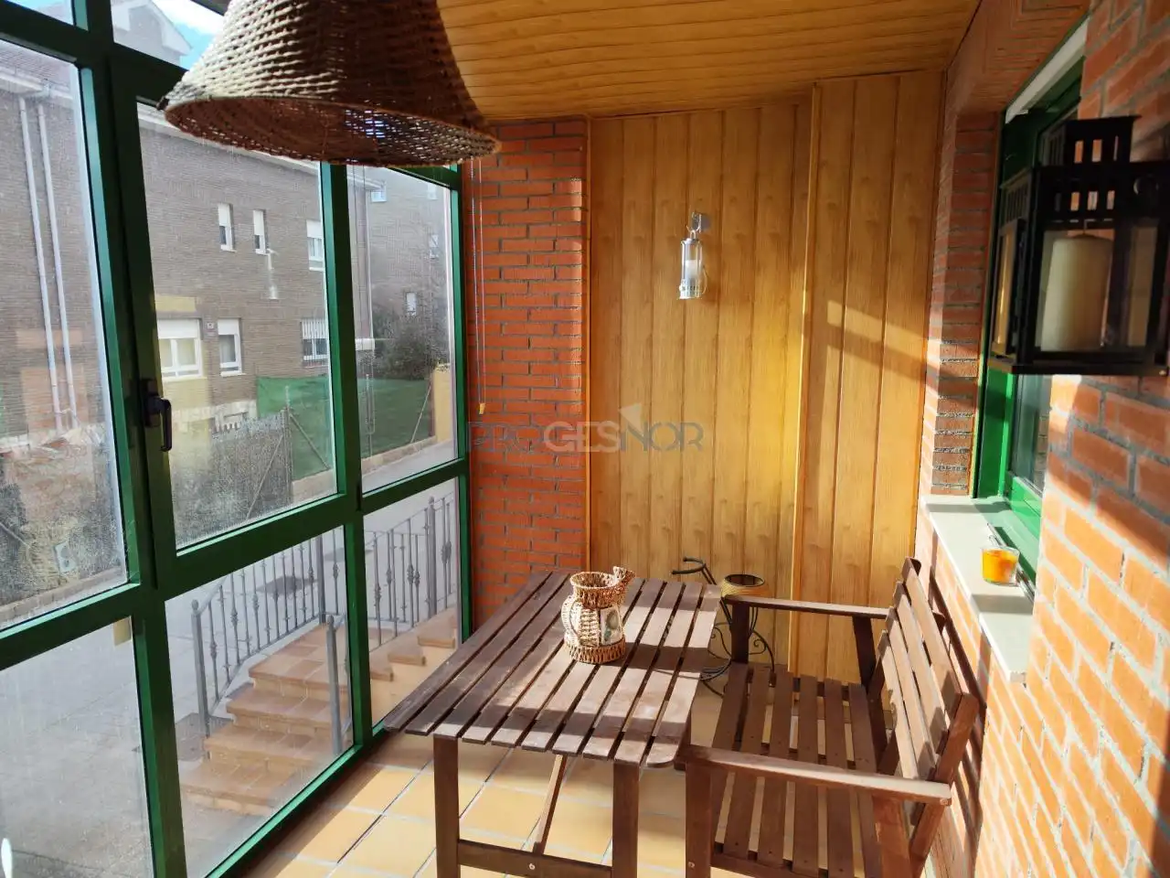 Terrassa de Casa adosada en venda en Valdefresno amb Calefacció, Jardí privat i Parquet