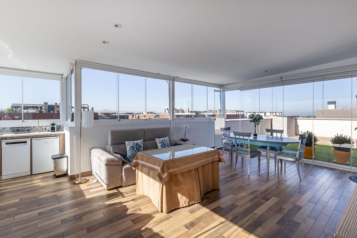 Sala de estar de Ático en venta en  Granada Capital con Terraza, Trastero y Balcón