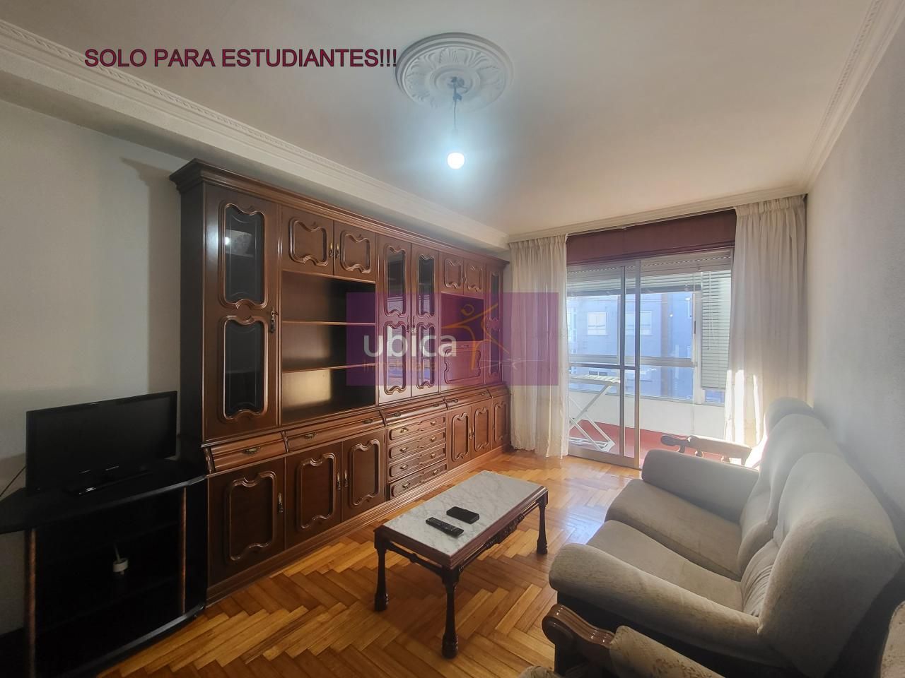 Sala d'estar de Pis de lloguer en Vigo  amb Calefacció, Parquet i Moblat