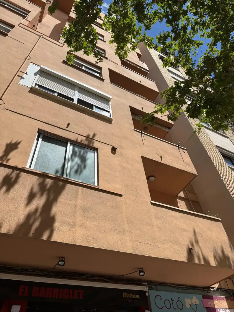 Außenansicht von Wohnung zum Verkauf in Valencia mit Klimaanlage und Balkon