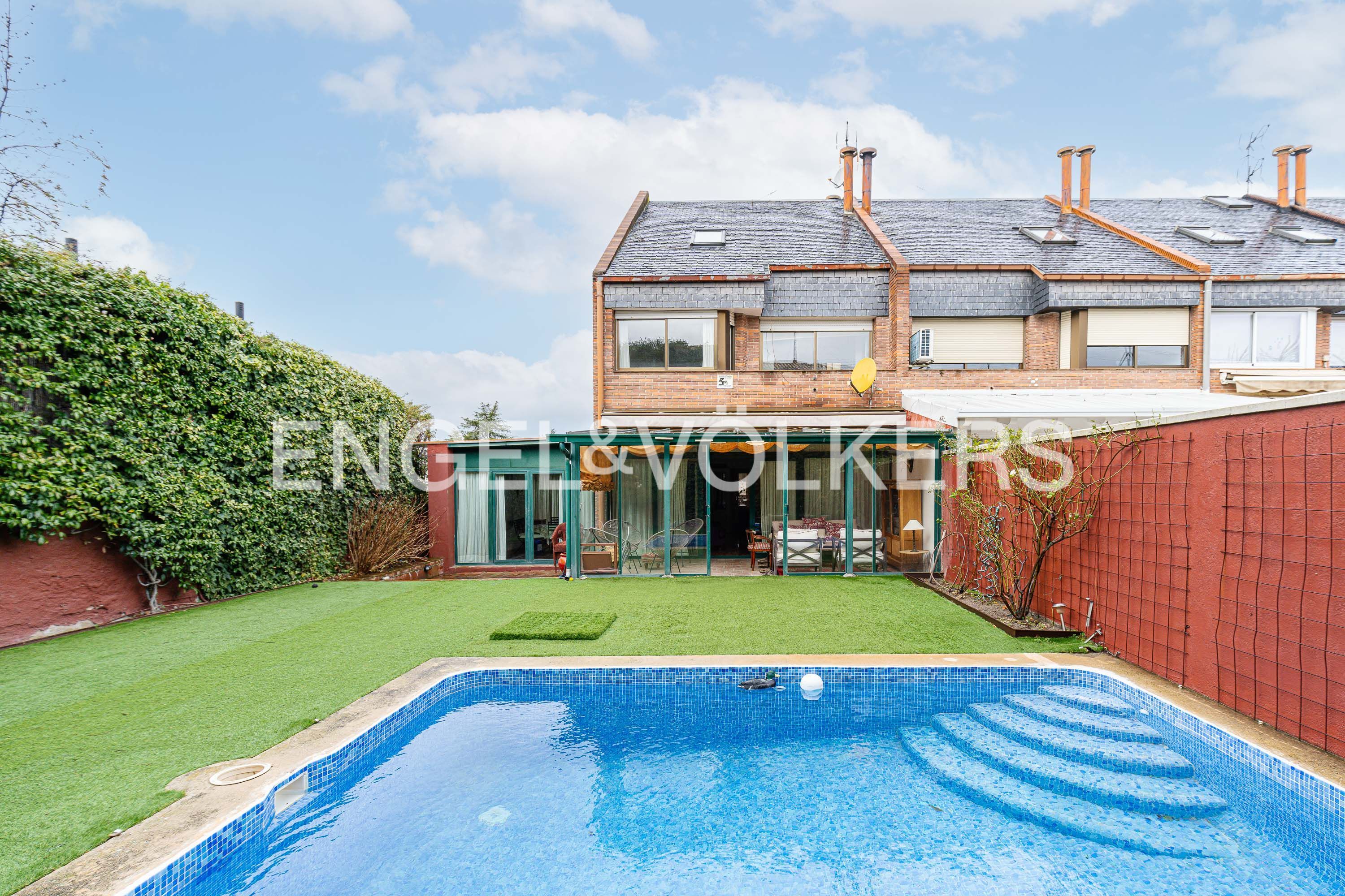 Swimming pool of Single-family semi-detached for sale in Pozuelo de Alarcón  with Air Conditioner, Heating and Private garden