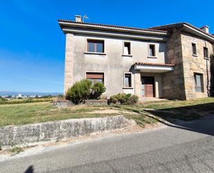 Vista exterior de Casa o xalet en venda en Vilagarcía de Arousa amb Jardí privat