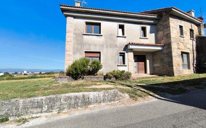 Vista exterior de Casa o xalet en venda en Vilagarcía de Arousa amb Jardí privat