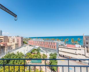 Exterior view of Attic for sale in  Barcelona Capital  with Air Conditioner, Terrace and Balcony